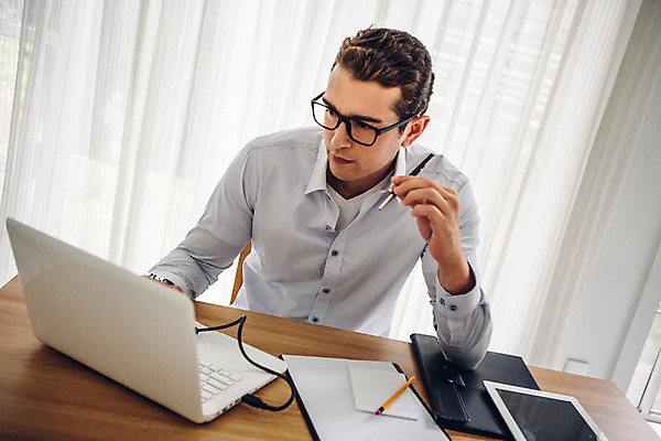 포토 JPG 외국인 남자 맨라이프 실내 한명 앉기 상반신 20대 성인 앞모습 노트북 업무 비즈니스맨 집중 워커홀릭 성인남자한명만 안경낌 국내포토 1 라이프스타일 안경 뷰포인트 컨셉 비즈니스 모션 사람 인종 청년 내부 전자제품 작업 직장인 남자한명만 성인남자만 파일형식
