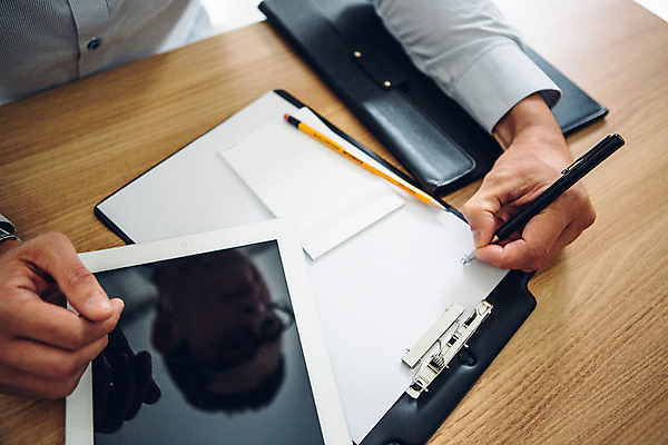 포토 JPG 외국인 손 남자 맨라이프 실내 한명 들기 앉기 상반신 20대 성인 앞모습 신체부위 태블릿 볼펜 업무 비즈니스맨 국내포토 1 라이프스타일 뷰포인트 비즈니스 모션 사람 인종 청년 내부 전자제품 스마트기기 펜 작업 직장인 파일형식