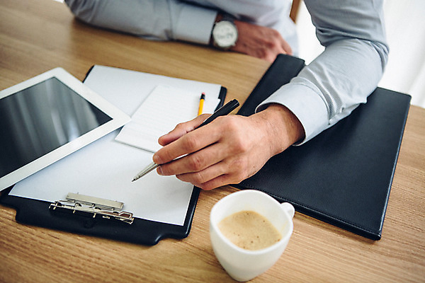 포토 JPG 외국인 남자 커피 맨라이프 실내 한명 앉기 상반신 20대 성인 앞모습 신체부위 업무 비즈니스맨 집중 팔 워커홀릭 성인남자한명만 국내포토 1 라이프스타일 음료 뷰포인트 컨셉 비즈니스 모션 사람 인종 청년 내부 작업 직장인 남자한명만 성인남자만 파일형식