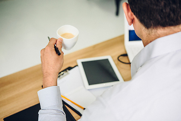 포토 JPG 외국인 남자 커피 맨라이프 실내 한명 들기 앉기 상반신 20대 성인 뒷모습 업무 비즈니스맨 집중 워커홀릭 성인남자한명만 국내포토 1 라이프스타일 음료 뷰포인트 컨셉 비즈니스 모션 사람 인종 청년 내부 작업 직장인 남자한명만 성인남자만 파일형식