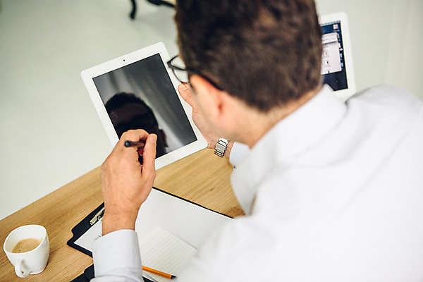 포토 JPG 외국인 남자 커피 맨라이프 실내 한명 들기 앉기 상반신 20대 성인 뒷모습 태블릿 업무 비즈니스맨 집중 워커홀릭 성인남자한명만 국내포토 1 라이프스타일 음료 뷰포인트 컨셉 비즈니스 모션 사람 인종 청년 내부 전자제품 스마트기기 작업 직장인 남자한명만 성인남자만 파일형식