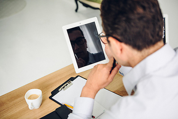 포토 JPG 외국인 남자 커피 맨라이프 실내 한명 앉기 상반신 20대 성인 뒷모습 태블릿 업무 비즈니스맨 집중 워커홀릭 성인남자한명만 국내포토 1 라이프스타일 음료 뷰포인트 컨셉 비즈니스 모션 사람 인종 청년 내부 전자제품 스마트기기 작업 직장인 남자한명만 성인남자만 파일형식