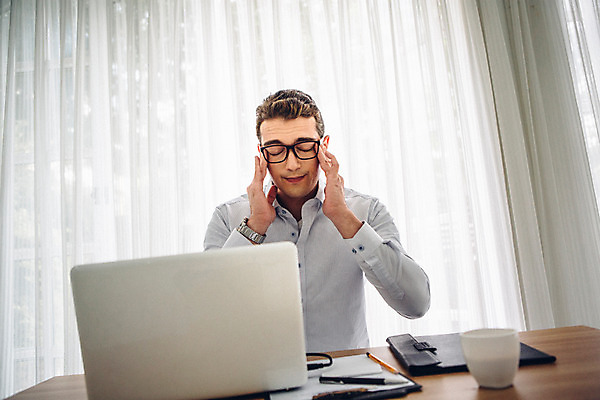 포토 JPG 외국인 남자 맨라이프 스트레스 실내 한명 앉기 상반신 20대 성인 앞모습 노트북 업무 비즈니스맨 성인남자한명만 안경낌 국내포토 1 라이프스타일 안경 뷰포인트 비즈니스 모션 사람 인종 청년 내부 전자제품 작업 직장인 남자한명만 성인남자만 파일형식