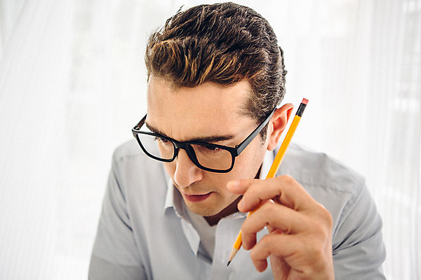 포토 JPG 외국인 남자 맨라이프 실내 한명 들기 앉기 상반신 20대 성인 앞모습 연필 비즈니스맨 고민 성인남자한명만 안경낌 국내포토 1 라이프스타일 감정 안경 뷰포인트 비즈니스 모션 학용품 사람 인종 청년 내부 필기구 직장인 남자한명만 성인남자만 파일형식