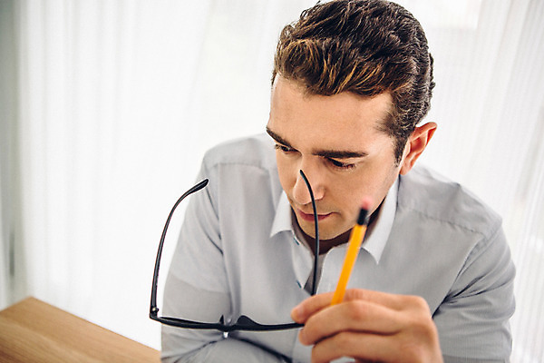 포토 JPG 외국인 남자 안경 맨라이프 스트레스 실내 한명 들기 앉기 상반신 20대 성인 앞모습 연필 비즈니스맨 성인남자한명만 국내포토 1 라이프스타일 잡화 뷰포인트 비즈니스 모션 학용품 사람 인종 청년 내부 필기구 직장인 남자한명만 성인남자만 파일형식