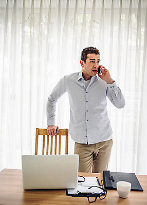 포토 JPG 외국인 남자 맨라이프 스트레스 실내 한명 서기 상반신 20대 성인 앞모습 노트북 짜증 업무 비즈니스맨 통화 심각 성인남자한명만 국내포토 1 라이프스타일 감정 뷰포인트 컨셉 비즈니스 모션 사람 인종 청년 내부 전자제품 작업 직장인 남자한명만 성인남자만 파일형식