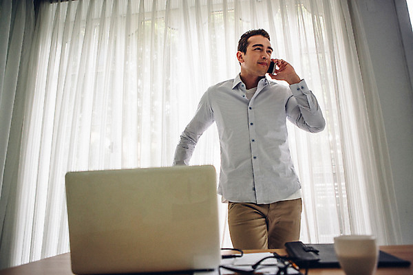 포토 JPG 외국인 남자 여유 맨라이프 실내 한명 서기 상반신 20대 성인 앞모습 노트북 업무 비즈니스맨 통화 성인남자한명만 국내포토 1 라이프스타일 감정 뷰포인트 비즈니스 모션 사람 인종 청년 내부 전자제품 작업 직장인 남자한명만 성인남자만 파일형식