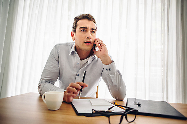 포토 JPG 외국인 남자 맨라이프 실내 한명 앉기 상반신 20대 성인 앞모습 업무 비즈니스맨 집중 통화 심각 워커홀릭 성인남자한명만 국내포토 1 라이프스타일 뷰포인트 컨셉 비즈니스 모션 사람 인종 청년 내부 작업 직장인 남자한명만 성인남자만 파일형식