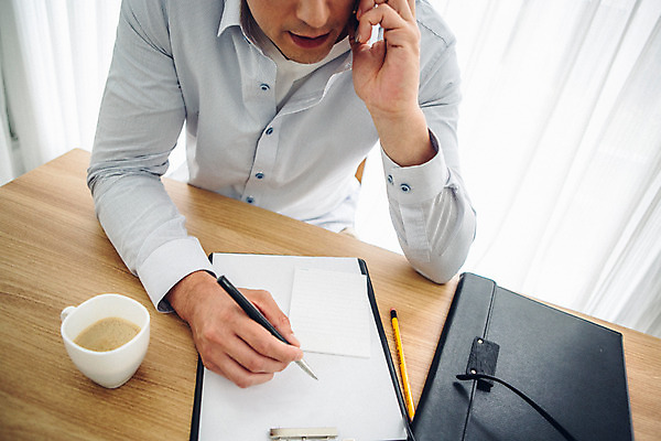 포토 JPG 외국인 남자 커피 맨라이프 실내 한명 들기 앉기 상반신 20대 성인 앞모습 볼펜 업무 비즈니스맨 집중 통화 워커홀릭 성인남자한명만 국내포토 1 라이프스타일 음료 뷰포인트 컨셉 비즈니스 모션 사람 인종 청년 내부 펜 작업 직장인 남자한명만 성인남자만 파일형식