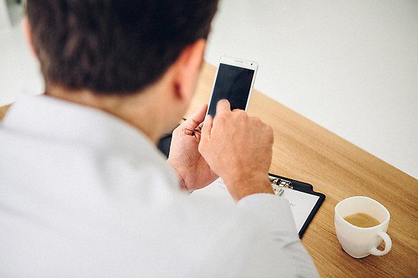 포토 JPG 외국인 남자 커피 맨라이프 실내 한명 들기 앉기 상반신 20대 성인 뒷모습 스마트폰 업무 비즈니스맨 집중 워커홀릭 성인남자한명만 국내포토 1 라이프스타일 음료 뷰포인트 컨셉 비즈니스 모션 사람 인종 청년 내부 핸드폰 스마트기기 작업 직장인 남자한명만 성인남자만 파일형식