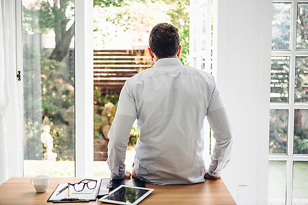 포토 JPG 외국인 남자 여유 맨라이프 휴식 실내 한명 앉기 상반신 20대 성인 뒷모습 비즈니스맨 창가 성인남자한명만 국내포토 1 라이프스타일 감정 뷰포인트 컨셉 비즈니스 창문 모션 사람 인종 청년 내부 직장인 남자한명만 성인남자만 파일형식