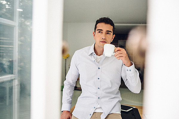 포토 JPG 외국인 응시 남자 여유 커피 맨라이프 휴식 실내 한명 들기 앉기 상반신 20대 성인 앞모습 비즈니스맨 성인남자한명만 국내포토 1 라이프스타일 시선 감정 음료 뷰포인트 컨셉 비즈니스 모션 사람 인종 청년 내부 직장인 남자한명만 성인남자만 파일형식