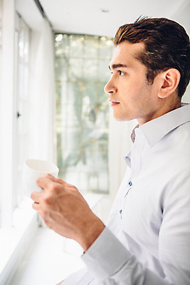 포토 JPG 외국인 남자 여유 커피 맨라이프 휴식 실내 한명 서기 들기 상반신 20대 성인 옆모습 비즈니스맨 성인남자한명만 국내포토 1 라이프스타일 감정 음료 뷰포인트 컨셉 비즈니스 모션 사람 인종 청년 내부 직장인 남자한명만 성인남자만 파일형식