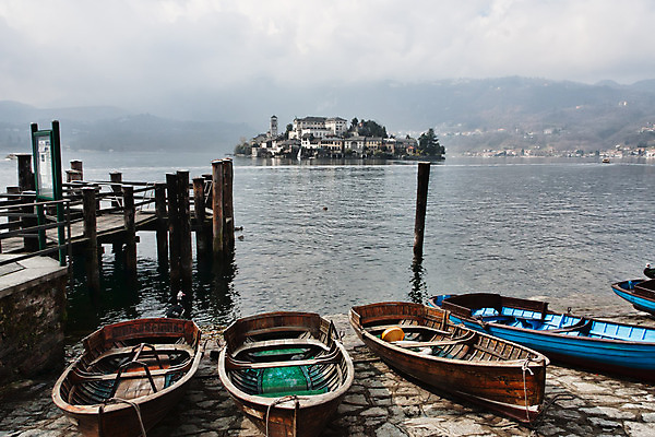 포토 JPG 해외이미지 나무 구름 유럽 문화 호수 섬 여행 건축양식 산 거리 주택 사람없음 건물 교회 평화 마을 식당 봄 이탈리아 보트 수도원 산기슭 피에몬테 해외202004 해외포토 자연요소 식물 건축물 계절 건축 나라 컨셉 배_교통 종교건축 상점 파일형식 이미지허브