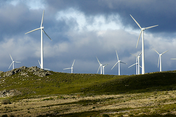 포토 JPG 해외이미지 구름 자연 하늘 바람 산 풍경 사람없음 초록색 파란색 농장 환경 힘 재활용 풍차 발전기 에너지 시골 포르투갈 언덕 생태계 유지 방앗간 혁명 생태학 수평선 해외202004 해외포토 자연요소 교육 유럽 컬러 컨셉 농업 날씨 발전소 친환경 파일형식 이미지허브
