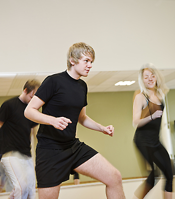 포토 JPG 해외이미지 여자 건강 사람 신체부위 세명 운동 건강관리 힘 기계 헬스장 장비 기차 무게 웨이트트레이닝 결심 유연 집중 체육관 서식 땀 근육질 팔 해외202004 해외포토 육상교통 컨셉 근육 대중교통 관리 헬스 몸매 파일형식 이미지허브