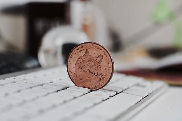 포토 JPG 해외이미지 라이프스타일 돈 비즈니스 안전 사람없음 금융 동전 저축 키보드 무역 보안 결제 가치 놋쇠 해외202004 해외포토 산업 생활 경제 재산 파일형식 이미지허브