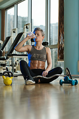 포토 JPG 해외이미지 라이프스타일 스포츠 포즈 청소년 휴식 건강 한명 사람 앉기 성인 물 운동 힘 아령 헬스장 무게 웨이트트레이닝 보디빌딩 물병 날씬함 체육관 근육질 에어로빅 해외202004 해외포토 자연요소 1 컨셉 모션 근육 생활 헬스 춤 물통 몸매 파일형식 이미지허브