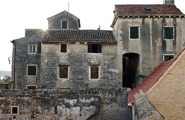 포토 JPG 해외이미지 꽃 문화 창문 휴가 휴식 거리 주택 사람없음 빨간색 마을 흰색 크로아티아 천연기념물 구시가지 옛날 해외202004 해외포토 식물 유럽 컬러 컨셉 건물 파일형식 이미지허브