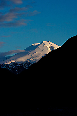 포토 JPG 해외이미지 야생동물 여행 자연 하늘 휴식 산 풍경 사람없음 야외 여름 빛 햇빛 태양 평화 환경 침묵 황혼 일몰 기쁨 자유 오픈 황무지 고독 저녁 심플 지역 멀리 용서 웅장함 절정 해외202004 해외포토 자연요소 동물 계절 감정 컨셉 노을 소리 야간 생태계 파일형식 이미지허브