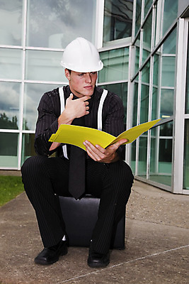 포토 JPG 해외이미지 남자 산업 서류가방 비즈니스 창문 유리 성공 한명 사람 앉기 야외 건물 세로 사무실 독서 노란색 흰색 업무 작업 오픈 엔지니어 감독 집중 파일 폴더 감독관 청사진 해외202004 해외포토 직업 1 건축물 컬러 컨셉 가방 모션 재질 기술자 파일형식 이미지허브
