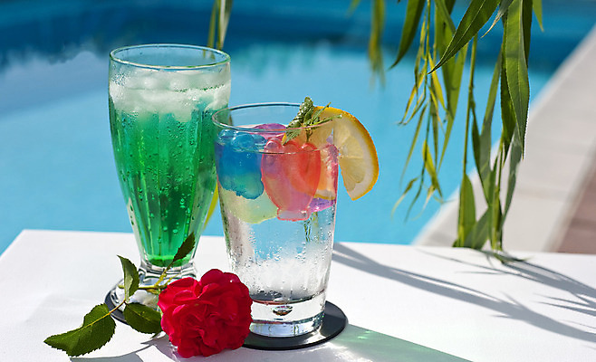 포토 JPG 해외이미지 꽃 음료 여행 자연 유리 휴가 휴식 수영장 사람없음 초록색 물 파란색 반사 얼음 신선 칵테일 투명 액체 시원함 레몬 민트 해외202004 해외포토 자연요소 식물 컬러 컨셉 과일 재질 주류 허브 생태계 파일형식 이미지허브