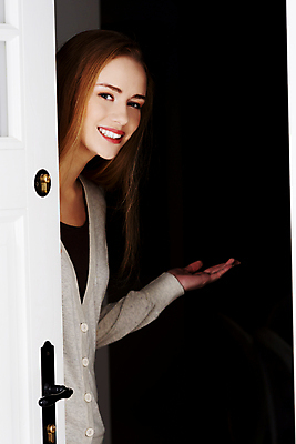 포토 JPG 해외이미지 백인 라이프스타일 응시 여자 행복 포즈 신체 청소년 주택 실내 한명 서기 웃음 사람 성인 세로 금발 파티 문 우정 흰색 화려 가슴 유혹 주부 초대 길이 스타일 해외202004 해외포토 서양인 1 헤어스타일 시선 감정 컬러 컨셉 모션 표정 이벤트 내부 건물 생활 신체부위 친구 파일형식 이미지허브