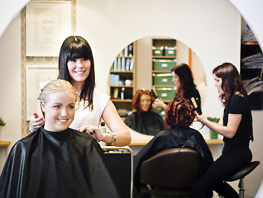 포토 JPG 해외이미지 백인 헤어스타일 여자 의자 조명 표정 미소 사람 여러명 두명 아웃포커스 10대 가로 컬러풀 금발 머리카락 스파 거울 미용실 미용사 자르기 은박지 착취 쓰다듬기 카피스페이스 해외202004 해외포토 서양인 직업 컬러 가구 다수 모션 청소년 촬영기법 머리 공백 뷰티샵 파일형식 이미지허브