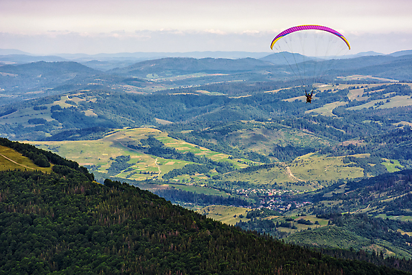 포토 JPG 해외이미지 주간 하늘 산 사람없음 야외 마을 시골 비행 땅 낙하산 패러글라이딩 글라이더 해외202004 해외포토 자연요소 스포츠 파일형식 이미지허브