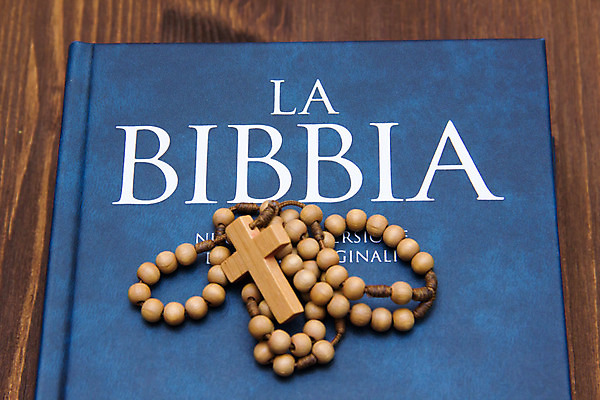 포토 JPG 해외이미지 전통 교육 기독교 종교 백그라운드 컨셉 십자가 아이디어 사람없음 책 빛 믿음 성경 희망 천주교 덮개 흰색 기도 예수 영혼 황금 심볼 읽기 사인 시작 문서 심플 증거 신성 고립 세례 신앙심 옛날 해외202004 해외포토 감정 컬러 종교용품 모션 뚜껑 신_종교 파일형식 이미지허브