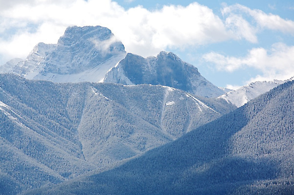 포토 JPG 해외이미지 나무 구름 겨울 사람없음 절벽 그룹 정상 숲 절정 폭설 로키산맥 해외202004 해외포토 자연요소 식물 계절 산 눈_날씨 자연재해 파일형식 이미지허브