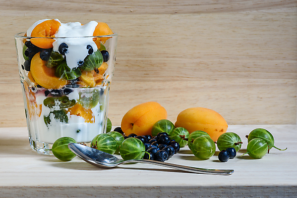 포토 JPG 해외이미지 사람없음 컵 숟가락 블루베리 토핑 요거트 바닐라 살구 해외202004 해외포토 식기 과일 유제품 수저 파일형식 이미지허브