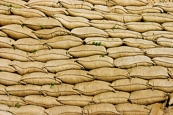 포토 JPG 해외이미지 모래 벽 백그라운드 가방 사람없음 쌓기 경계선 보호 바리케이드 댐 홍수 보안 자루 폭풍 해외202004 해외포토 잡화 공공시설 선 컨셉 모션 날씨 안전 자연재해 경계 파일형식 이미지허브