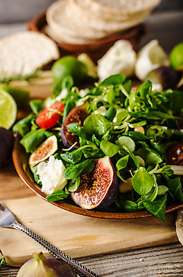 포토 JPG 해외이미지 접시 음식 백그라운드 잎 다이어트 토마토 채소 과일 탁자 치즈 건강 요리 사람없음 목재 빨간색 초록색 여름 파란색 보라색 어둠 샐러드 견과류 로켓 가을 흰색 시골 신선 달콤 유기농 날것 호두 시금치 무화과 점심식사 루꼴라 모짜렐라치즈 바이오 숙성 채식주의자 방식 해외202004 해외포토 나무 식물 식기 웰빙 계절 컬러 가구 재료 유제품 식사 맛 채식 파일형식 이미지허브