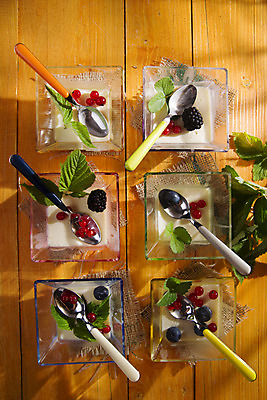 포토 JPG 해외이미지 음식 다이어트 과일 디저트 사람없음 우유 신선 최고 발표 맛 설탕 크림 비건 해외202004 해외포토 컨셉 유제품 건강 채식주의자 파일형식 이미지허브