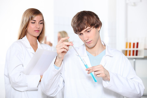 포토 JPG 해외이미지 백인 학생 교육 과학 백그라운드 교실 학교 실내 실험 사람 풍경 20대 성인 두명 10대 금발 코트 흰색 관찰 실험실 검은머리 결과 집중 대학교 튜브 피펫 화학약품 콜라보레이션 해외202004 해외포토 서양인 헤어스타일 컬러 컨셉 모션 청소년 실험기구 청년 내부 외투 화학 물질 파일형식 이미지허브