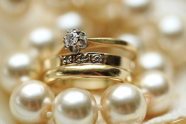 포토 JPG 해외이미지 결혼 결혼식 사람없음 금속 바위 반지 원형 황금 고급 보석 결혼반지 다이아몬드 약혼 설정 해외202004 해외포토 도형 컨셉 장신구 재질 이벤트 돌_바위 광석 약속 파일형식 이미지허브