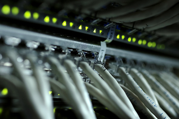 포토 JPG 해외이미지 산업 선 과학 컨셉 인터넷 비즈니스 통신 사람없음 파란색 컴퓨터 디지털 자료 방 장비 정보 그물 네트워크 그룹 날짜 센터 플러그 코드 연결 접속 묘사 전자 철사 지역 시스템 포트 잭 스위치 랜 인터페이스 하드웨어 네트워킹 해외202004 해외포토 컬러 전자제품 파일형식 이미지허브