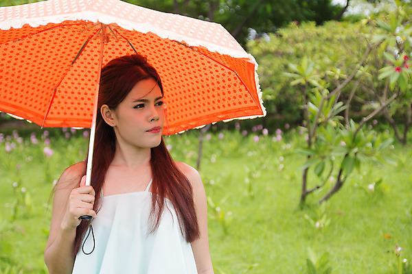 포토 JPG 해외이미지 라이프스타일 공원 여자 행복 얼굴 포즈 오렌지 우산 청소년 자연 휴가 휴식 한명 웃음 사람 성인 야외 바쁨 해외202004 해외포토 1 공공시설 감정 컨셉 과일 표정 생활 신체부위 생태계 파일형식 이미지허브