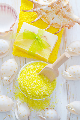 포토 JPG 해외이미지 리본 사람없음 수건 노란색 스파 조개껍데기 아로마 스파용품 비누 아로마테라피 스쿱 입욕소금 해외202004 해외포토 컬러 조개 위생용품 미용용품 오브젝트 소금 테라피 파일형식 이미지허브