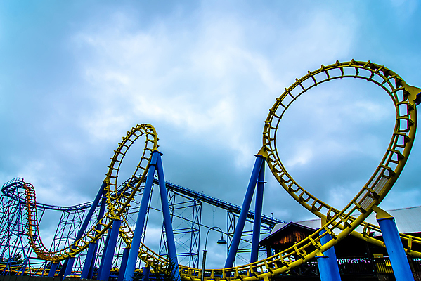 포토 JPG 해외이미지 주간 구름 행복 하늘색 곡선 하늘 휴식 사람없음 야외 맑음 놀이공원 주말 롤러코스터 해외202004 해외포토 자연요소 감정 선 컨셉 날씨 파란색 테마파크 놀이기구 파일형식 이미지허브