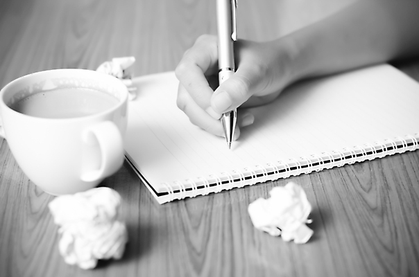 포토 JPG 해외이미지 손 커피 흑백 실내 신체부위 펜 공책 기록 잡기 종이뭉치 해외202004 해외포토 종이 음료 모션 문구용품 촬영기법 사람 내부 필기구 뭉치 파일형식 이미지허브