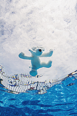 포토 JPG 해외이미지 어린이 컨셉 하늘 사람없음 야외 물 장난감 죽음 아기 위험 무서움 당구 아래 오브젝트 솜털 혼자 해외202004 해외포토 자연요소 감정 사람 구기 방향 위치 파일형식 이미지허브