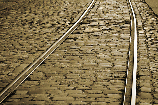 포토 JPG 해외이미지 도로 백그라운드 곡선 포장 교통시설 거리 흑백 사람없음 조약돌 도시 보행로 전차 트랙 선로 세피아 옛날 조언 해외202004 해외포토 길 선 육상교통 교통 대중교통 촬영기법 돌_바위 시설 파일형식 이미지허브