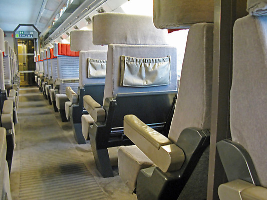 포토 JPG 해외이미지 무기 여행 의자 교실 휴식 앉기 사람없음 머리 기차 주머니 통로 팔 안락 해외202004 해외포토 교육 육상교통 가구 컨셉 학교 모션 대중교통 신체부위 파일형식 이미지허브