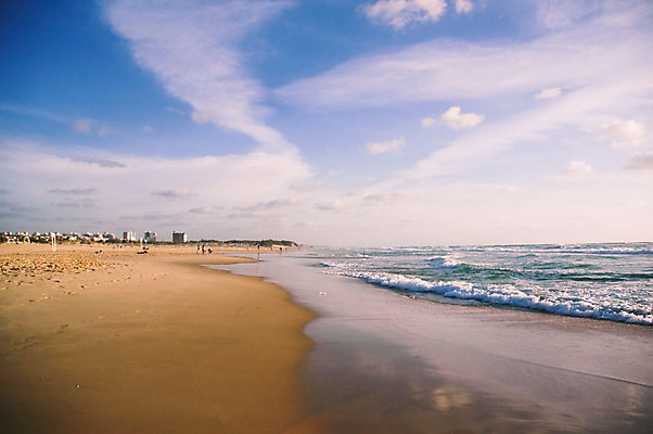 포토 JPG 해외이미지 모래 파도 바다 여행 하늘 휴가 휴식 사람없음 태양 수영 자유 주말 이스라엘 해외202004 해외포토 자연요소 컨셉 수상스포츠 서아시아 파일형식 이미지허브