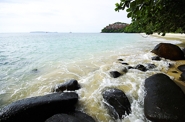 포토 JPG 해외이미지 구름 모래 바다 섬 여행 태국 자연 하늘 휴가 휴식 풍경 해변 사람없음 야외 물 여름 모래사장 햇빛 태양 평화 맑음 줄무늬 바위 만 은색 남쪽 내추럴 파라다이스 푸켓 해외202004 해외포토 자연요소 계절 아시아 컬러 컨셉 무늬 날씨 돌_바위 방향 생태계 파일형식 이미지허브