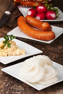 포토 JPG 해외이미지 접시 음식 백그라운드 채소 탁자 파슬리 사람없음 목재 빨간색 흰색 시골 신선 소시지 작음 냅킨 옥토버페스트 전문 총각무 바이에른 브레첼 바이에른사람 해외202004 해외포토 나무 식기 컬러 가구 재료 디저트 독일 가공식품 크기 무 파일형식 이미지허브