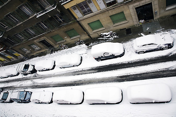 포토 JPG 해외이미지 겨울 거리 주택 사람없음 건물 자전거 오토바이 흰색 주차 순환 트랙 셔터 모터 해외202004 해외포토 건축물 계절 컬러 모션 바이크 파일형식 이미지허브