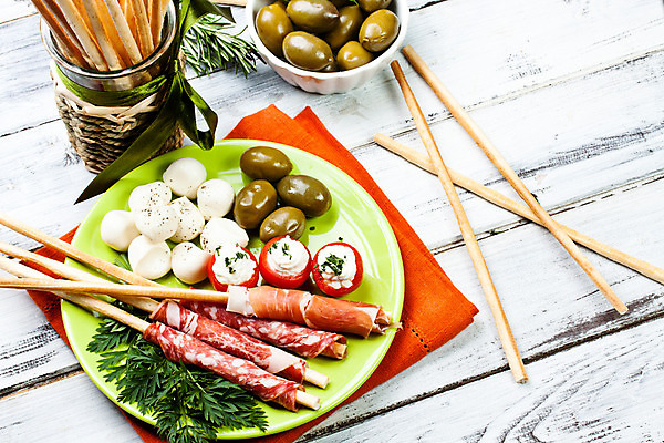 포토 JPG 해외이미지 음식 토마토 치즈 패스트푸드 사람없음 목재 식사 소시지 애피타이저 냄비 먹기 올리브 햄 날것 베이컨 폭식 모짜렐라치즈 살라미 오레가노 브레첼 해외202004 해외포토 나무 열매 채소 재료 모션 디저트 유제품 육류 돼지고기 가공식품 인스턴트 솥 파일형식 이미지허브